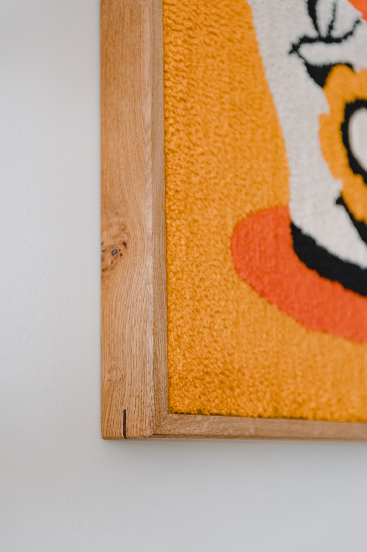 La cruche aux fleurs - Tapis mural encadré