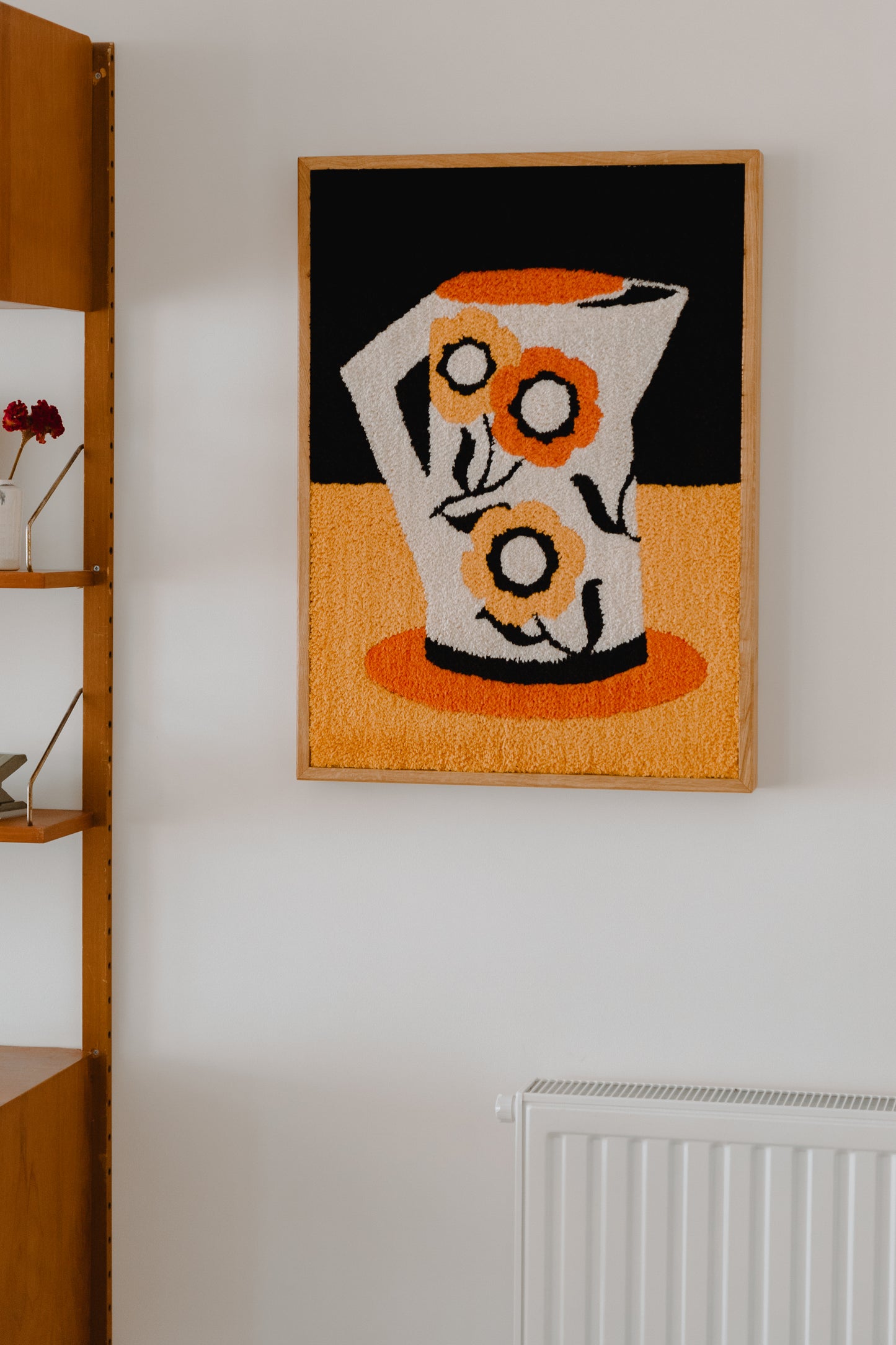 La cruche aux fleurs - Tapis mural encadré